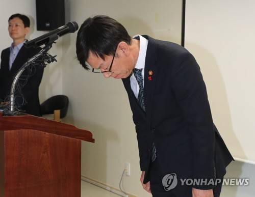 가습기 살균제 처리 사과하는 공정위원장 (서울=연합뉴스) 안정원 기자 = 김상조 공정거래위원장이 19일 오전 서울 중구 한국공정거래원에서 2016년 심의절차 종료로 의결한 가습기 살균제 표시광고사건의 처리과정에서 잘못이 있었다는 가습기 살균제 사건처리 TF측 발표에 대해 사과하고 있다. 2017.12.19      jeong@yna.co.kr