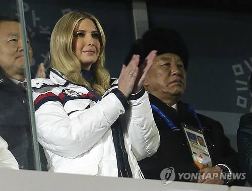(워싱턴 AP=연합뉴스) 도널드 트럼프 미국 대통령 장녀인 이방카 백악관 보좌관(왼쪽 두번째)이 지난 25일(현지시간) 평창동계올림픽 폐막식에서 박수를 치고 있다.       ymarshal@yna.co.kr