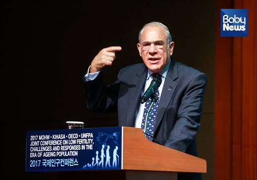 앙헬 구리아 OECD사무총장이 지난해 10월 '고령화 시대 저출산 문제의 도전과 대응'을 주제로 열린 '2017 국제 인구 컨퍼런스'에서 "저출산·고령화 문제는 경제의 문제, 재정과 예산의 문제"라고 지적했다. 최대성 기자 ⓒ베이비뉴스