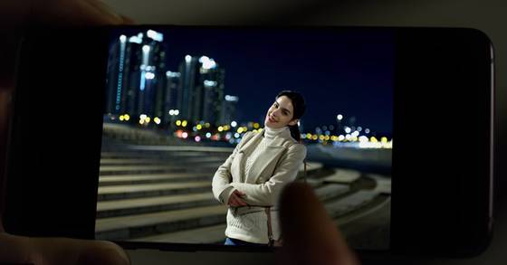 갤럭시 S9은 스마트폰 최초로 조리개 기능을 도입해 어두운 환경에서도 심도 깊고 선명한 사진을 찍을 수 있게 한다. [사진 삼성]