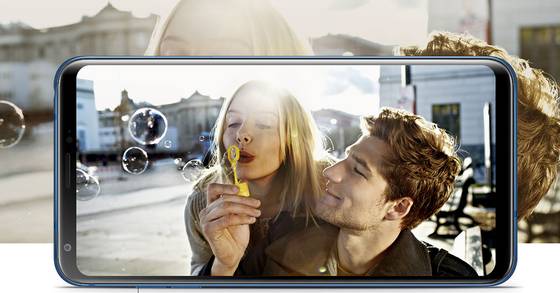 LG전자는 카메라에 인공지능을 입힌 스마트폰 V30 씽큐를 내놨다. 카메라 기능을 강화시키는 데 초점을 맞췄다. [사진 LG전자]