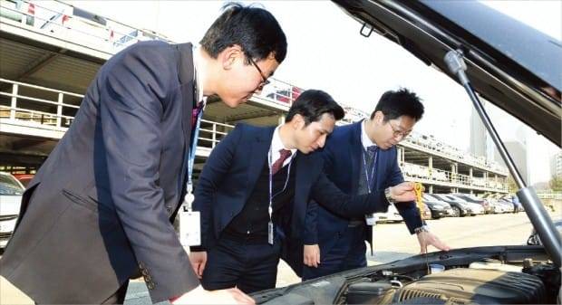 현대글로비스 오토벨의 전문 중고차 평가사가 매물로 나온 차량 상태를 점검하고 있다.