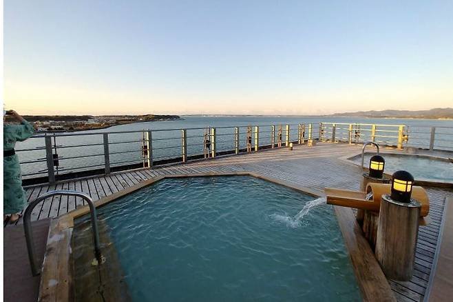 바다를 바라보며 온천욕을 즐길 수 있는 '하마마츠 칸잔지 사고 로얄 호텔'. (사진=웹투어 제공)