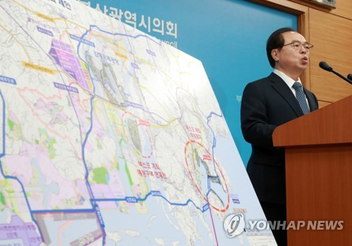 오거돈 부산시장 출마선언…"독점권력 깨겠다" (부산=연합뉴스) 손형주 기자 = 오거돈 전 해양수산부 장관이 27일 오후 부산 연제구 부산시의회에서 부산시장 후보 출마를 선언을 하고 있다. 오 전 장관은 공약으로 부산의 동북아 해양수도 건설과 함께 동남권 신공항의 가덕도 재추진, 2030부산엑스포 북항 개최를 내세웠다.     handbrother@yna.co.kr