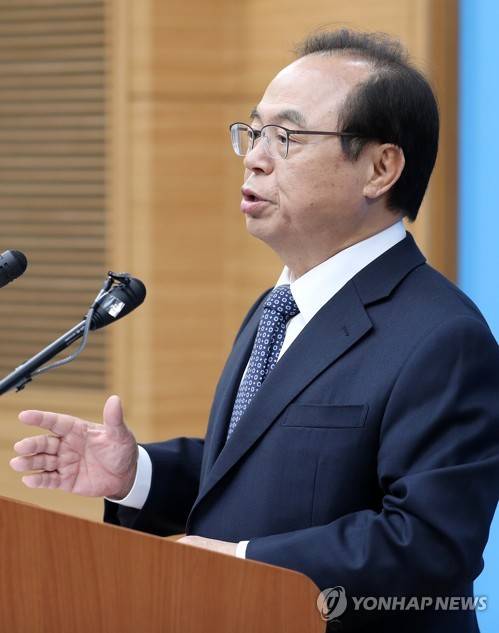 오거돈 "20여년 독점권력 깨겠다" (부산=연합뉴스) 손형주 기자 = 오거돈 전 해양수산부 장관이 27일 오후 부산 연제구 부산시의회에서 부산시장 후보 출마를 선언하고 있다. 오 전 장관은 공약으로 부산의 동북아 해양수도 건설과 함께 동남권 신공항의 가덕도 재추진, 2030부산엑스포 북항 개최를 내세웠다. 2018.2.27      handbrother@yna.co.kr