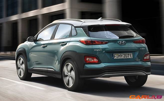 곳곳에 전기차임을 상징하는 요소도 눈에 띈다 (라디에이터 그릴, 휠, 범퍼 디자인 등)