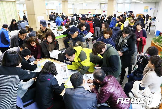 포항지진 3일째인 17일 오후 경북 포항시 흥해읍사무소에서 민원봉사과에는 '자연재난 피해신고서'를 접수하기 위한 이재민들이 몰려 하루종일 붐볐다. 오정식 민원봉사과장은 "자연재난 피해신고서 접수는 개인정보활용 동의서를 받아야 하기때문에 반드시 본인이 작성해 제출해야 하니, 꼭 오셔서 신고하시기 바란다＂고 했다. 2017.11.17/뉴스1 © News1 정우용 기자