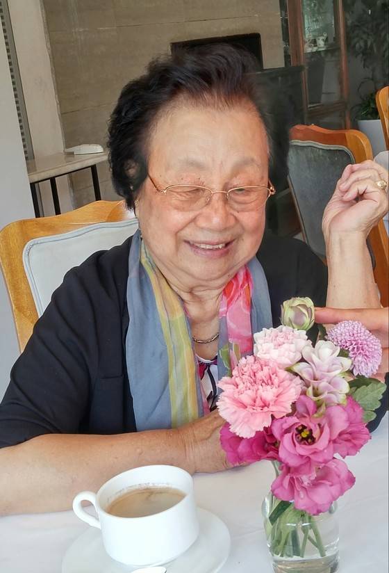 현대백화점 문화센터 옆에 있는 레스토랑. 이 사진은 내 엉망인 손글씨를 타이핑 해 주는 우리반 반장에게 고맙다고 큰딸이 점심을 사준 날. 딸이 꽃을 보면서 소녀처럼 웃어보라고 하면서 '찰칵'. [사진 김길태]