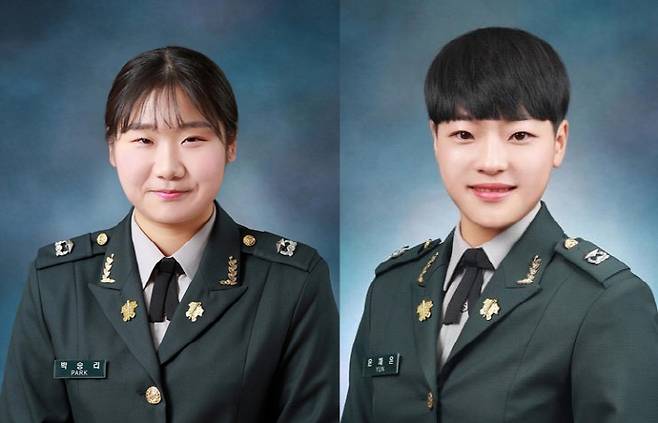 기갑병과 여군 장교로 임관한 박승리(왼쪽)·윤채은 소위. 육군 제공