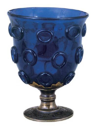 정교한 무늬가 새겨진 은제 다리가 있는 코발트블루의 유리잔.