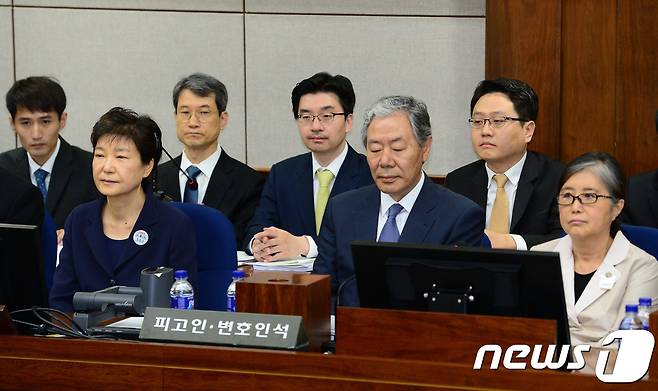 뇌물혐의 등으로 구속기소 된 박근혜 전 대통령(왼쪽)이 23일 서울중앙지법에서 열린 첫 재판에 출석, 최순실 씨와 함께 재판시작을 기다리고 있다. 2017.5.23/뉴스1 © News1 사진공동취재단
