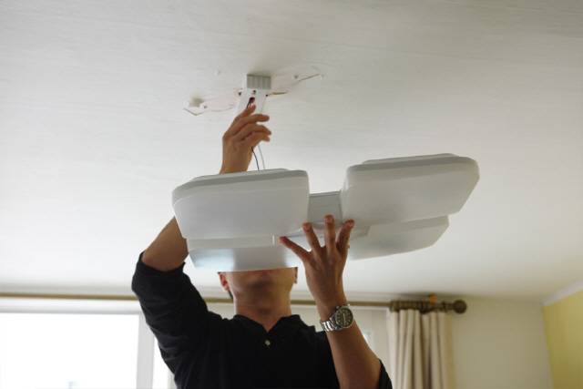 남영전구 직원이 고객의 집에 드론 시리즈 LED 제품을 설치하고 있다. 이 회사 LED 제품들은 모두 난연 소재를 적용해 화재 위험성을 미연에 방지한 것이 특징이다. /사진제공=남영전구