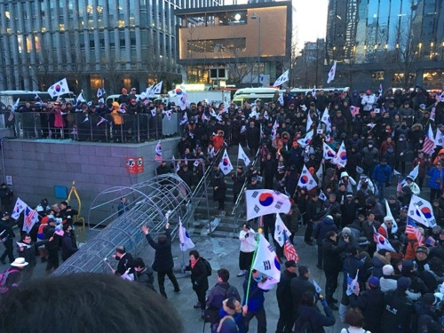 촛불 조형물 파손하는 태극기 집회 참가자들