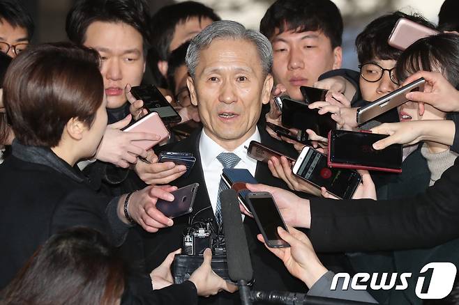 김관진 전 청와대 국가안보실장이 지난달 27일 오전 서울 서초구 서울중앙지방검찰청에 피의자 신분으로 출석하고 있다. 2018.2.27/뉴스1 © News1 민경석 기자