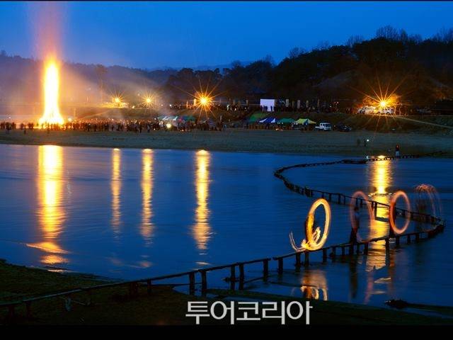 ▲ 달집태우기로 밤 운치 더해진 영주무섬마을