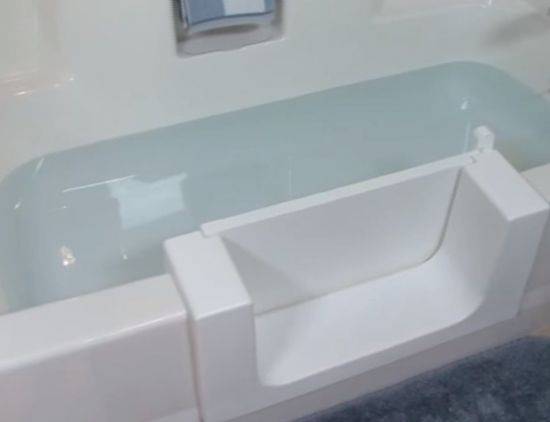 욕실에서 넘어쳐 다치는 노인들이 많아지면서 욕조의 중간을 잘라 턱을 없애고, 거기에 문을 달아 물이 빠지는 것을 막는 유니버셜디자인으로 고친 욕조.[사진출처=유튜브 화면캡처]