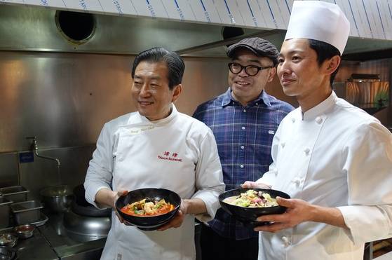 지난 21일 오후 서교동 ‘진진 가연’에서 열린 ‘동아시아 짬뽕을 말하다’ 간담회에 앞서 점심때 ‘진진 야연’에서 일본 나가사키현 오바마 마을 짬뽕 시식회가 열렸다. 한국·중국을 대표하는 왕육성 ‘진진’ 오너 셰프(왼쪽)와 오바마 마을 짬뽕집 ‘코코로(心)’ 오너 셰프 모리타 테스오(오른쪽)가 각자 만든 짬뽕을 들고 취재진에게 포즈를 취했다. 가운데는 오바마 ‘짬뽕 반장’ 하야시타 마사아키.