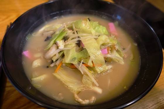 모리타 테스오가 말아낸 오바마 짬뽕. 국물은 ‘코코로(心)’의 레시피대로 공장에서 만들어 가지고 왔고, 면은 농심의 짜장면용 냉동 숙면을 썼다. 오마바 짬뽕에는 분홍색 가마보코(어묵)가 들어가는 게 특징이다.