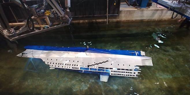 세월호 선체조사위원회와 네덜란드 해양 연구소 마린은 네덜란드 바헤닝언과 에더에서 2월19일~3월2일 세월호 침몰사고 모형실험을 진행했다. 실물 크기의 약 30분의 1로 축소된 세월호 선체 모형이 지난달 22일 대형 수조 안에서 침몰 중인 모습.