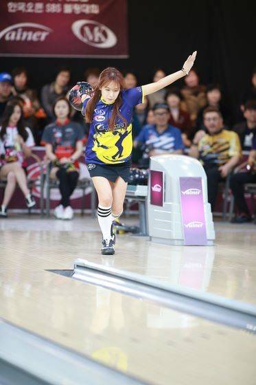 2일 열린 프로볼링 개막전에서 이벤트 경기에 나선 가수 채연. [사진 한국프로볼링협회]