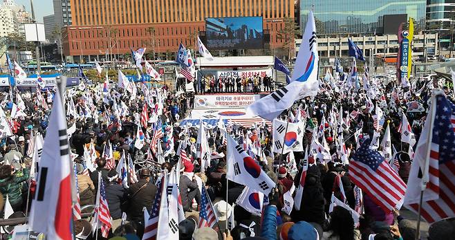 3일 오후 서울 용산구 서울역광장에서 열린 박근혜 전 대통령 탄핵 무효 석방 촉구 집회에서 보수단체 회원들이 박 전 대통령 석방을 촉구하며 구호를 외치고 있다. [뉴스1]