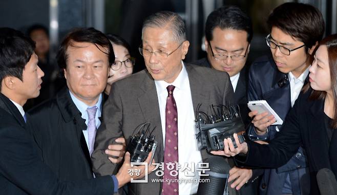 이명박 전 대통령 큰형 이상은 다스 회장이 3월 1일 서울 서초동 내곡동 특검 조사를 마치고 귀가하고 있다. / 김창길 기자