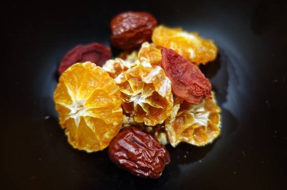 말린 대추·귤·방울토마토.