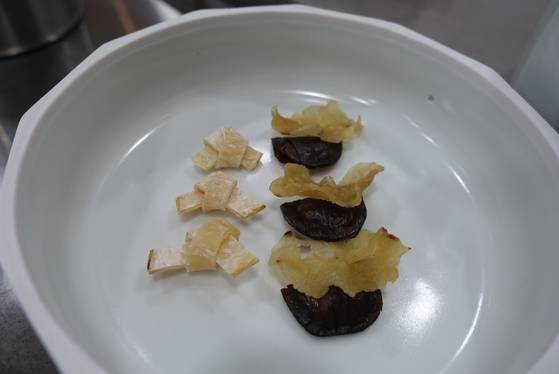 한치(왼쪽)와 잣육포쌈, 패주포.