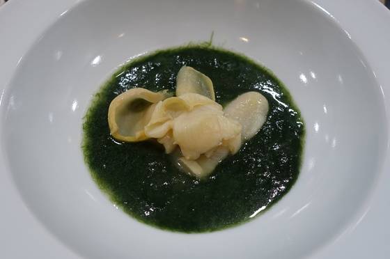 전복 매생잇국. 국물은 전복 데친 물에 굴을 볶아서 뽑았다.