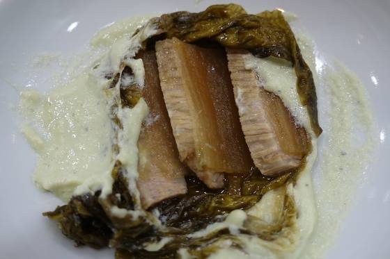 묵은지 잎을 헤치자 속에는 비슷한 넓이의 항정살과 묵은지 줄기를 어울려 찐 주인공이 나타났다. 되비지까지 3가지 다른 맛이 잘 어울렸다.