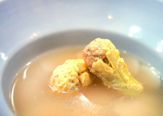 파만두 소가 옅은 주황색인 것(위)은 대게 살이고, 하얀 것은 닭 안심이다. [사진=임상진 SL안과 원장]