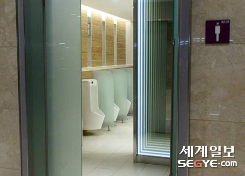 지난 3일 서울 강남구 삼성동 한 화장실. 남자 화장실의 소변기 위치가 밖에서도 훤히 보이는 구조로 돼 있다.
