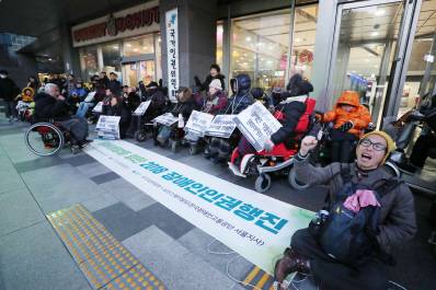 지난 1월 2일 오후 서울 중구 국가인권위원회 앞에서 전국장애인차별철폐연대 관계자들이 ‘장애해방을 향한 2018 장애인 인권 행진’을 하기 전 기자회견을 하고 있다. 사진=뉴시스.