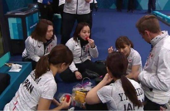 컬링경기 도중 휴식시간에 딸기를 먹는 일본 여자 컬링대표팀 모습(사진=일본 NHK 중계방송 캡쳐)