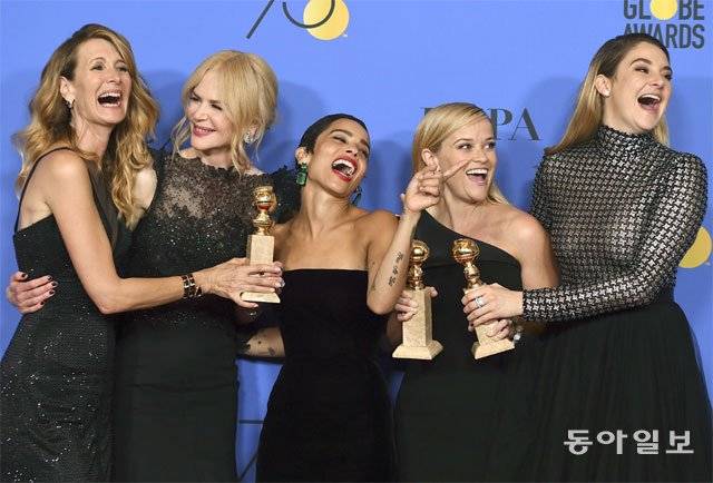 글로리아 스타이넘은 ‘미투’ ‘타임스 업’ 등 각종 여성운동에서 ‘왕언니’ 역할을 하고 있다. ‘미투’ 운동을 지지하는 의미로 검은색 드레스를 입고 올해 1월 열린 골든글로브 시상식에 참석한 배우들. 동아일보DB