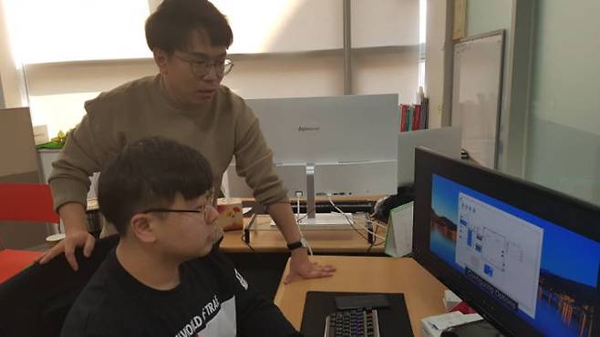 홍정원 헤븐트리소프트웨어 대표와 개발자가 프로그램 관련 의견을 나누고 있다.