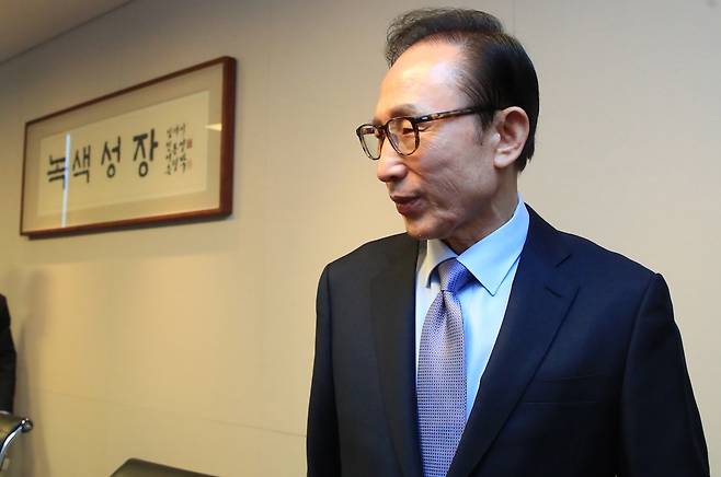 이명박 전 대통령이 1월31일 평창겨울올림픽 초청장을 전달하기 위해 서울 강남구 사무실을 찾은 한병도 청와대 정무수석과 인사한 뒤 자리로 향하고 있다. 공동취재사진