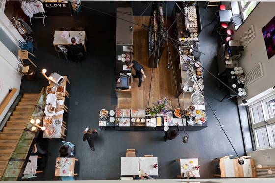 암스테르담 로이드호텔 1층 레스토랑. 음식 맛도 좋지만 세련된 인테리어와 가구, 조명 등을 보는 재미도 남다르다. 식당 뒤편엔 디자인 제품을 파는 편집숍이 있다. 최승표 기자