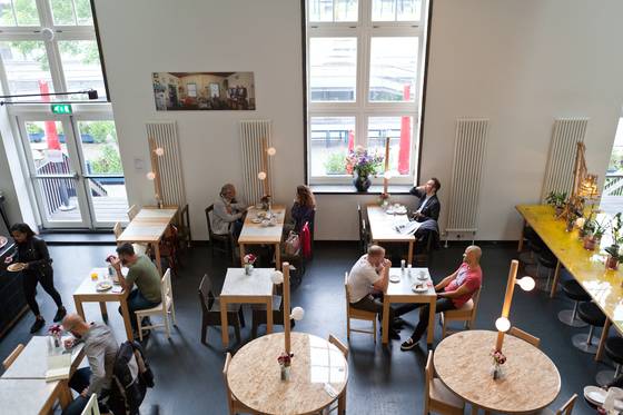 암스테르담 로이드호텔 1층 레스토랑. 음식 맛도 좋지만 세련된 인테리어와 가구, 조명 등을 보는 재미도 남다르다. 최승표 기자