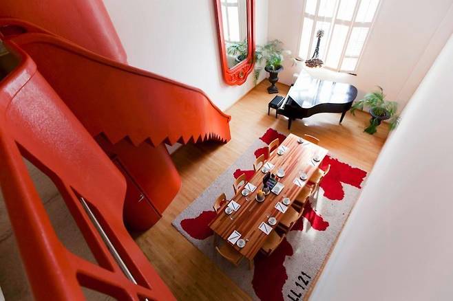 그랜드 피아노와 대형 테이블이 있는 스위트룸. [사진 로이드호텔]