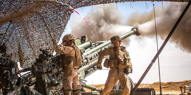 시리아에서 155mm M777 곡사포를 발사하는 미 해병대 제11해병원정대(재커리 레이닝 일병 / 2017년 3월 24일).