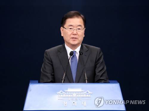 정의용 대북특사 단장 "문 대통령 비핵화 의지 북에 전달" (서울=연합뉴스) 배재만 기자 = 문재인 대통령의 대북특별사절단으로 서해 직항로를 이용해 평양으로 가는 정의용 대북특사 단장이 5일 오전 춘추관 기자실을 방문해 "문 대통령의 비핵화 의지를 북에 전달하겠다"고 밝히고 있다. scoop@yna.co.kr