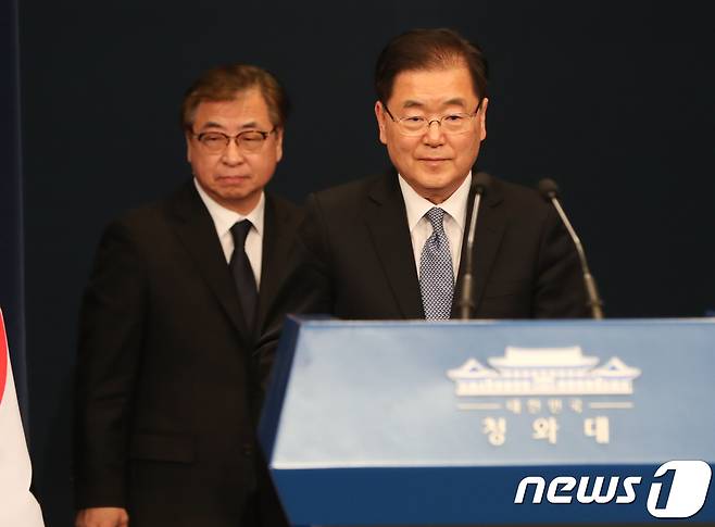 문재인 대통령의 대북특별사절단 수석특사인 정의용 청와대 국가안보실장이 6일 저녁 청와대 춘추관에서 기자회견을 열고 1박2일간의 북한 평양 방문 결과를 설명하기 위해 입장하고 있다. 왼쪽은 서훈 국정원장. 2018.3.6/뉴스1 © News1 허경 기자