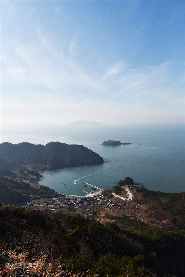 지리산 정상 부근에서 본 돈지마을 풍경.