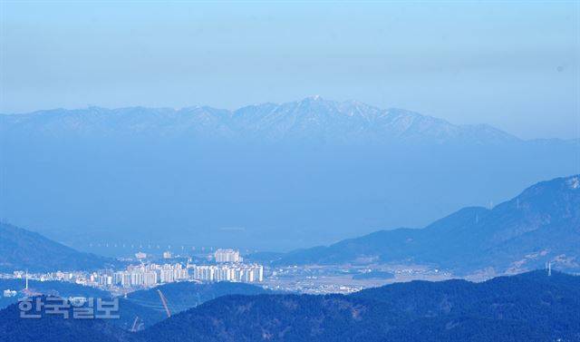 실제 육지의 지리산이 보여 지리망산이라고도 부른다.