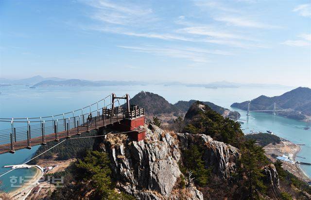 오른편 다리는 아랫사량도로 연결하는 다리가 보인다.