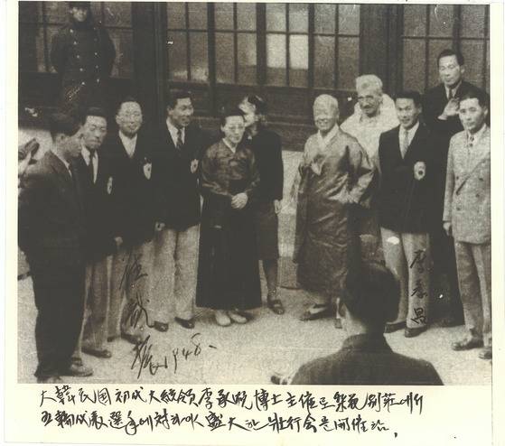 이승만 대통령은 1948년 동계 올림픽에 출전 선수들을 격려하기 위해 사저인 이화장으로 초대했다. [사진 국가기록원]