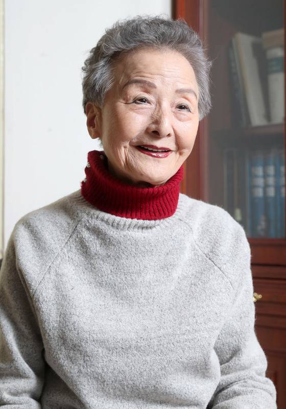 스케이트 원로 고 이효창 선수의 부인 하상남 여사가 12일 서울 서빙고로 자택에서 중앙일보와 인터뷰하고 있다. 강정현 기자