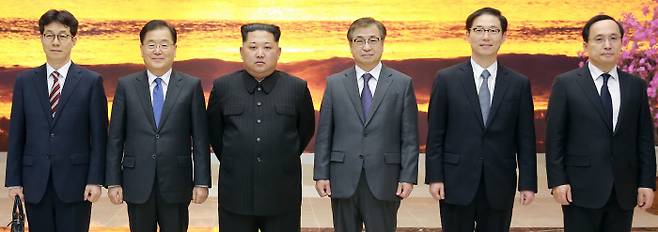 정의용 청와대 국가안보실장(왼쪽에서 두번째) 등 대북특사단이 지난 5일 평양에서 김정은 북한 노동당 위원장(세번째)과 기념촬영을 하고 있다.  청와대 제공