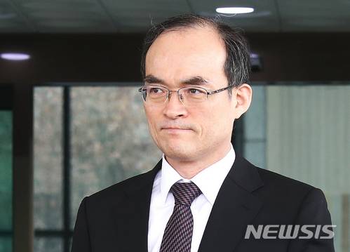 【서울=뉴시스】김선웅 기자 = 문무일 검찰총장이 지난달 23일 오전 서울 서초구 대검찰청 청사를 나서고 있다. 2018.02.23. mangusta@newsis.com